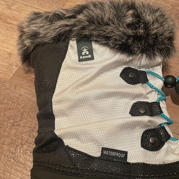 Girls size 4 Kamik waterproof snow boots barely worn - Picture 4 of 7